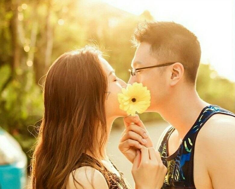 度假的时尚女孩